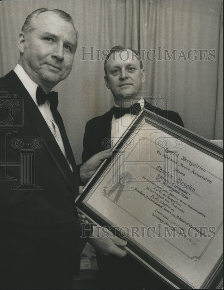 1970 Press Photo Charles Brooks honored at Alabama Press Association, Tuscaloosa - Historic Images