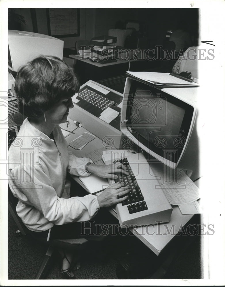 1980 Birmingham police clerk Joan Hurley at computer - Historic Images