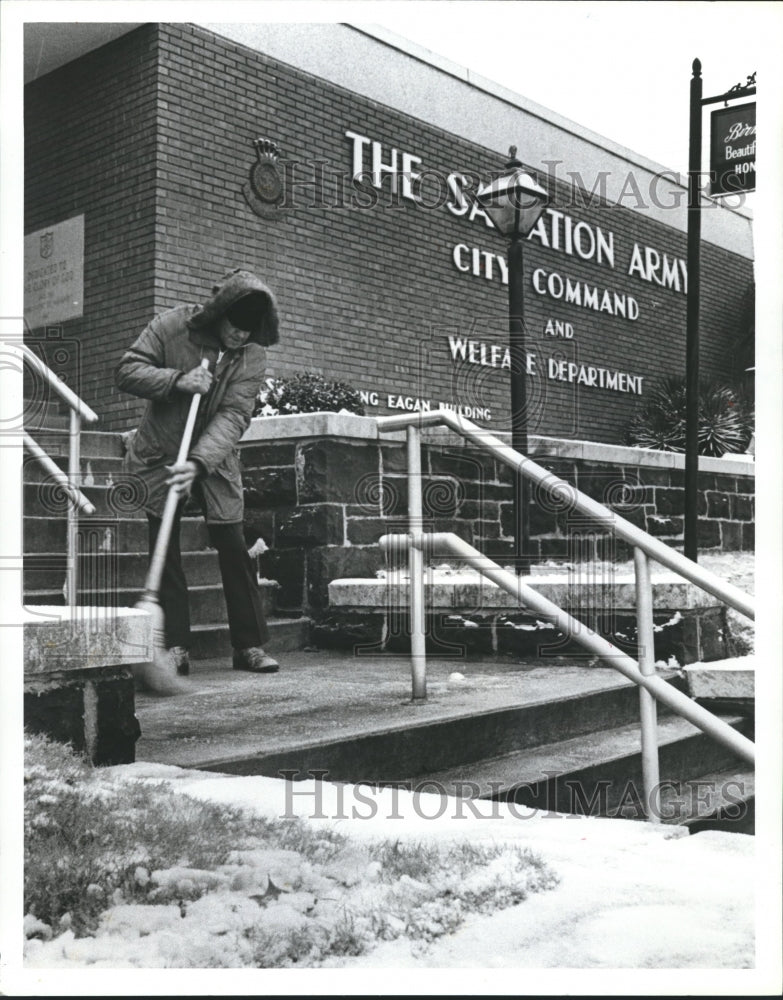 1982 Press Photo John Diamond sweeps snow at Birmingham Salvation Army building - Historic Images