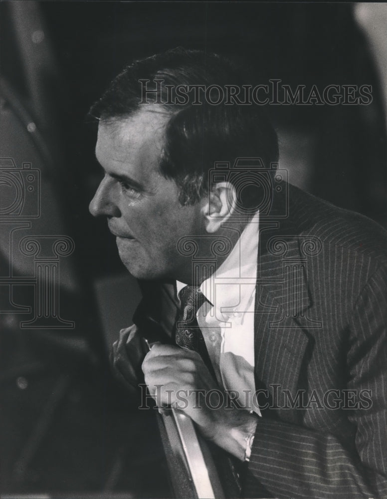 1986 Press Photo Politician Bill Baxley leans over chair during hearings - Historic Images