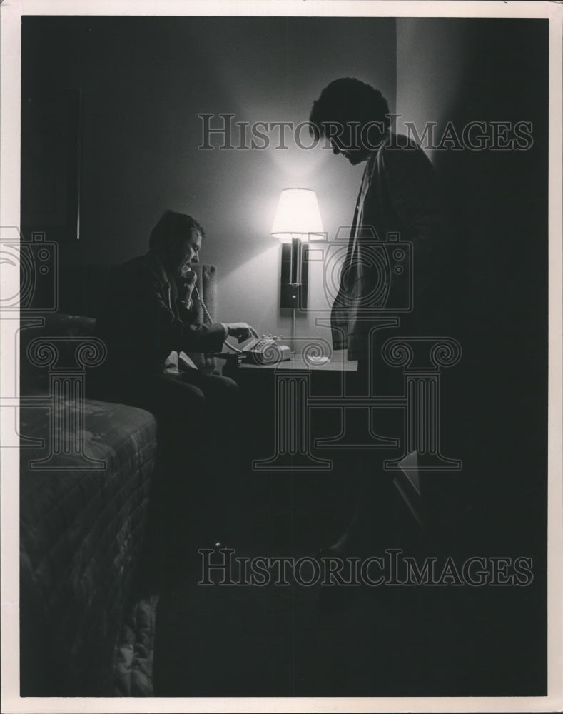 1986 Press Photo Bill Baxley on phone in Sheffield motel room - abna22074 - Historic Images