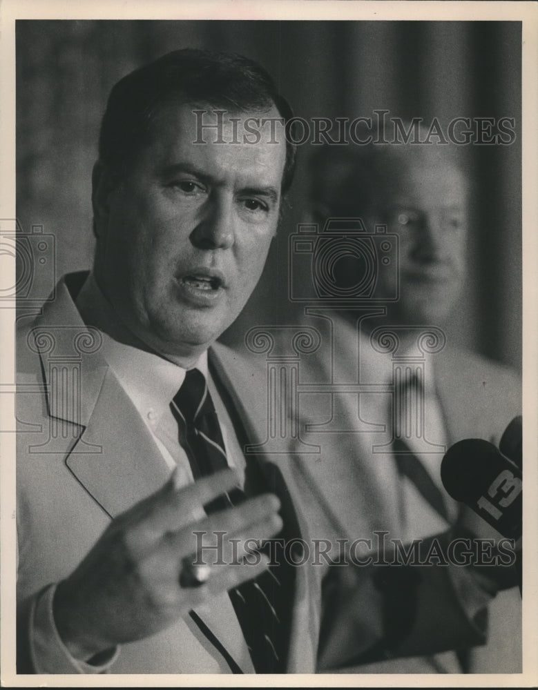 1985, Lieutenant Governor Bill Baxley speaks at press conference - Historic Images