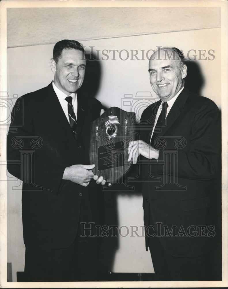 1968 Press Photo Congressman John Buchanan and Amasa Smith hold plaque- Historic Images