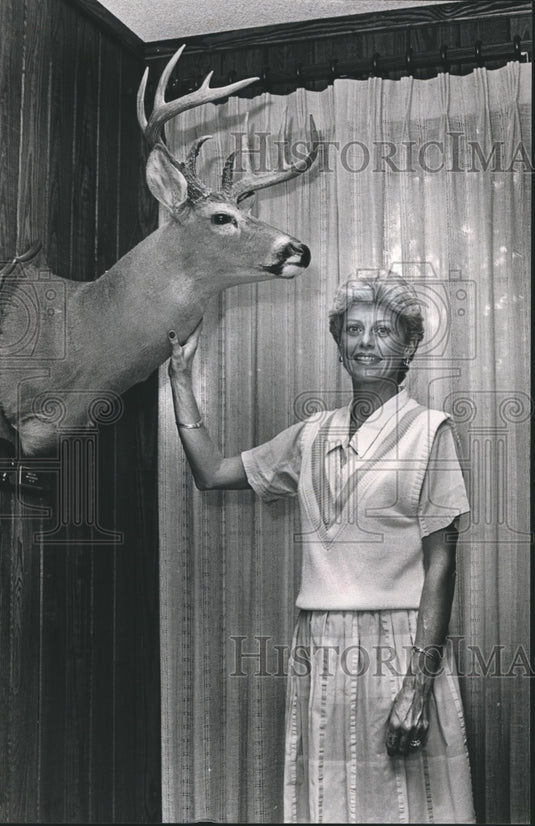 1986, Trophy whitetail buck was killed by Mary Buckelew - abna22107 - Historic Images