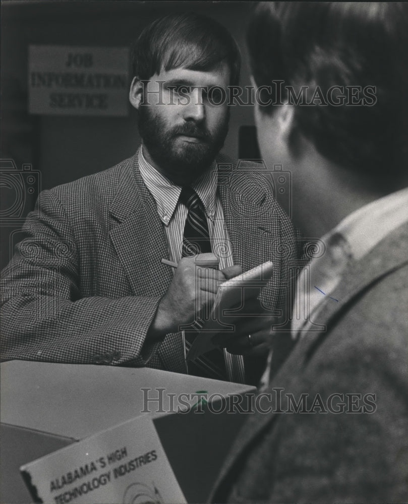 1983 Press Photo William Bunch, interviewing at unemployment office, Alabama - Historic Images
