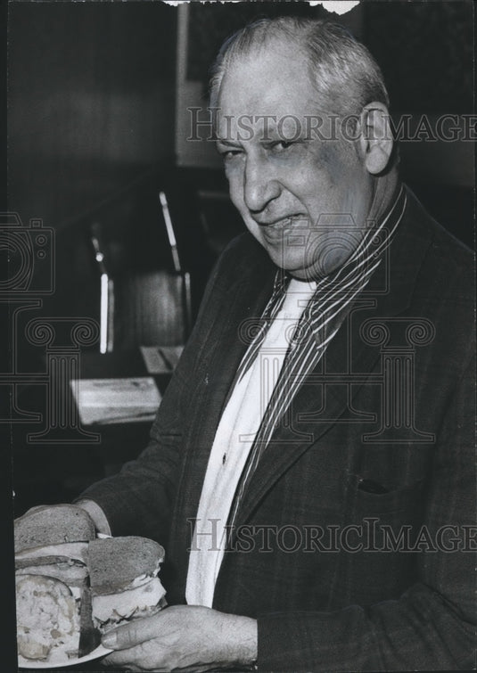 1971 Press Photo Steve Browdy Shows the Reuben Sandwich served at Browdy's - Historic Images