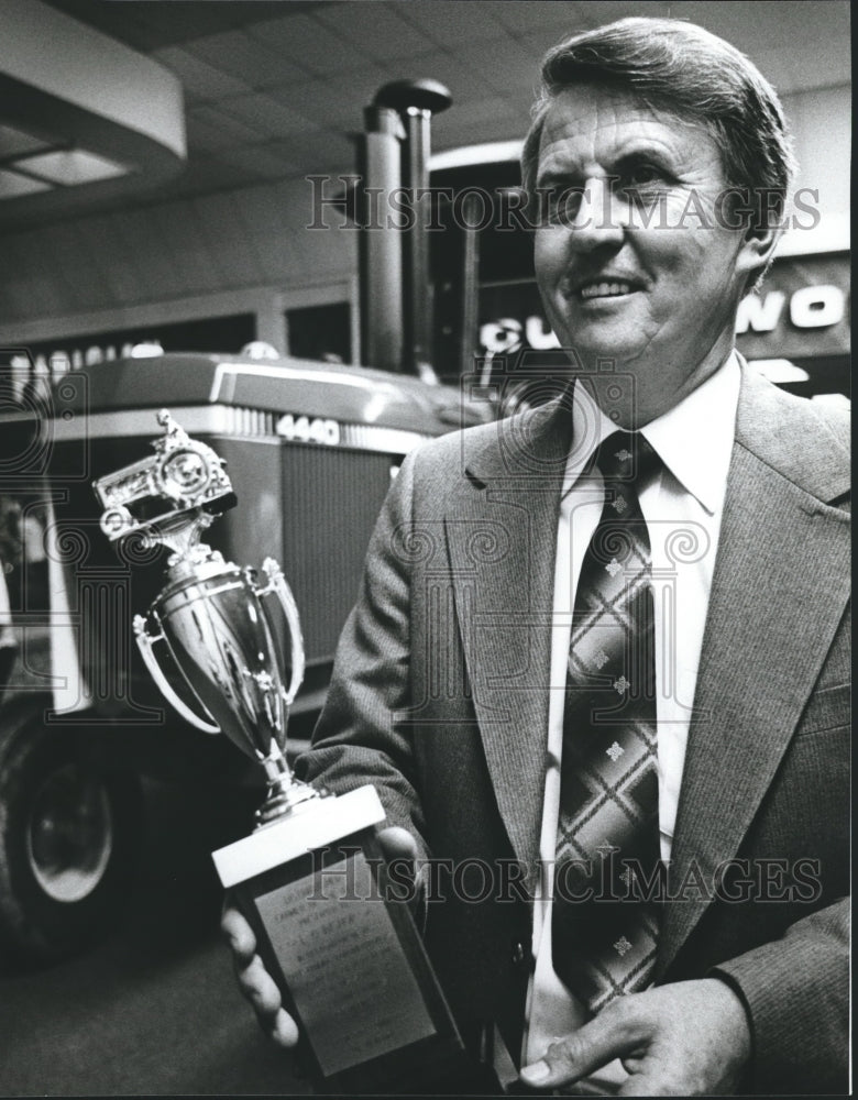 1987, Alabama Farmer of the Year L. O. Bishop holds trophy, Florence - Historic Images