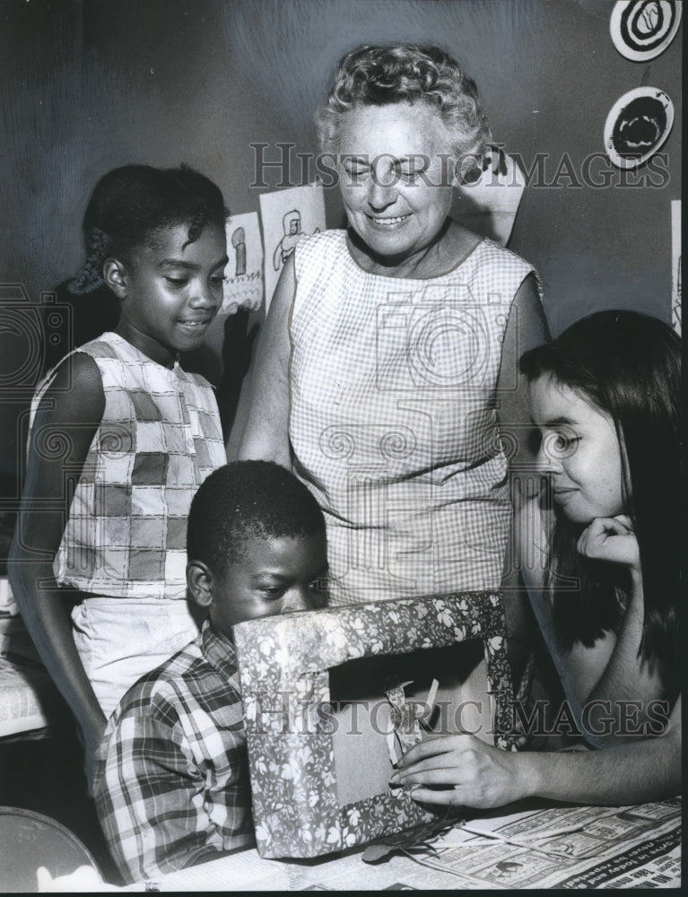 1968 Press Photo Teacher Naomi Brink and students with puppets - abna22239 - Historic Images