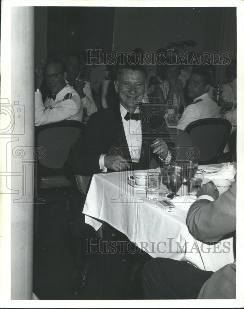 1969 Press Photo Managing editor of Birmingham News John Bloomer at dinner - Historic Images