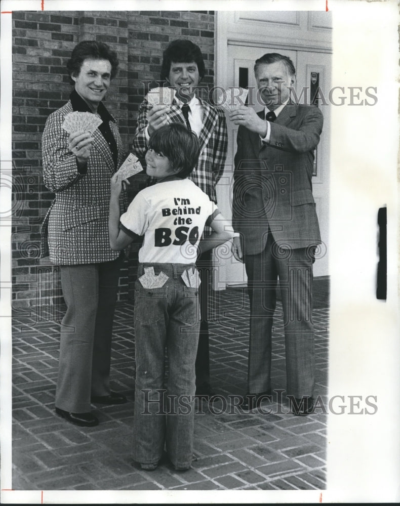 1978, Birmingham News editor John Bloomer with band boosters - Historic Images