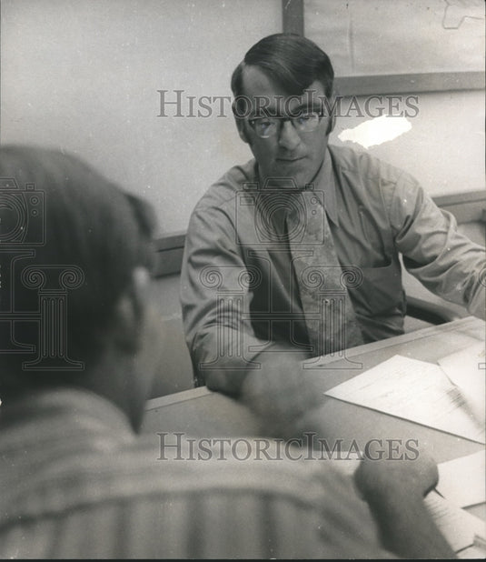 1972, Birmingham parole officer Sam Black counsels offender - Historic Images