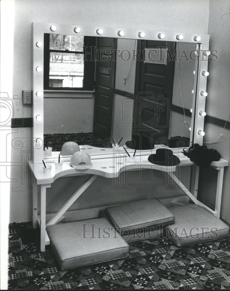 1982, Make-up table with hats at the Discovery Place, Birmingham - Historic Images