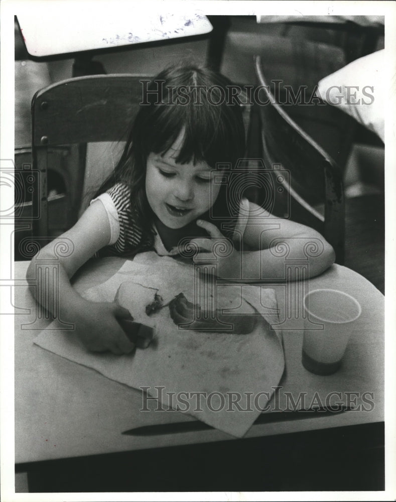 1979 Press Photo Amy Garrett, having lunch at a middle School, Bessemer, Alabama - Historic Images