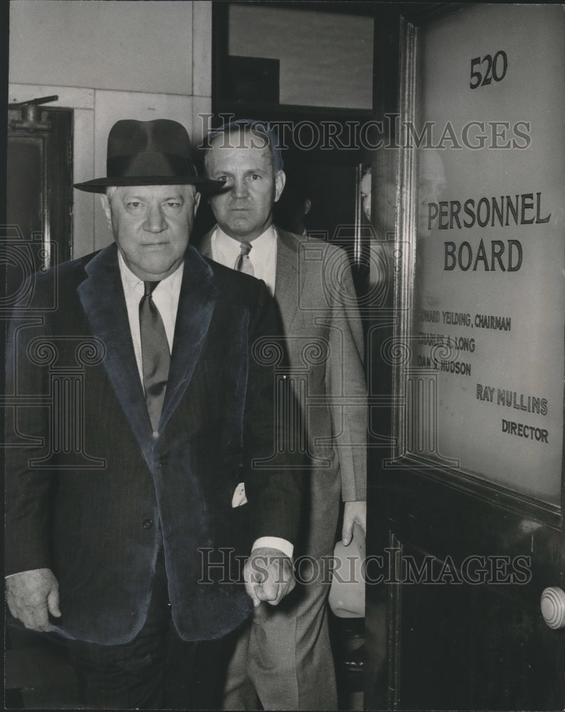 1958 Press Photo Attorney Roderick Beddow and Chief Jamie Moore - abna22325 - Historic Images