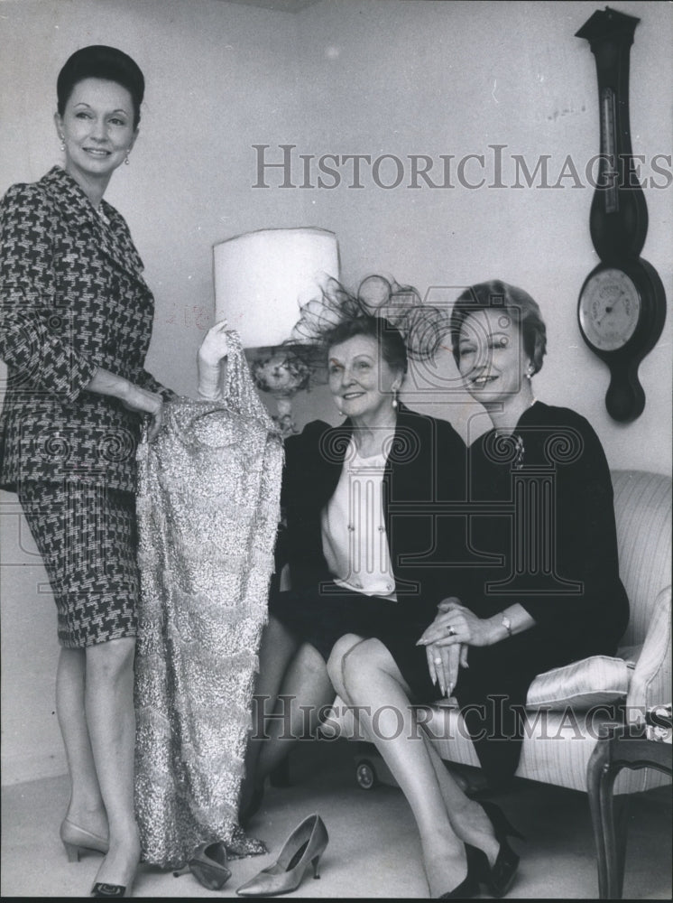 1966 Press Photo Mrs. Roderick Beddow, Wife of Birmingham Attorney, with Others- Historic Images