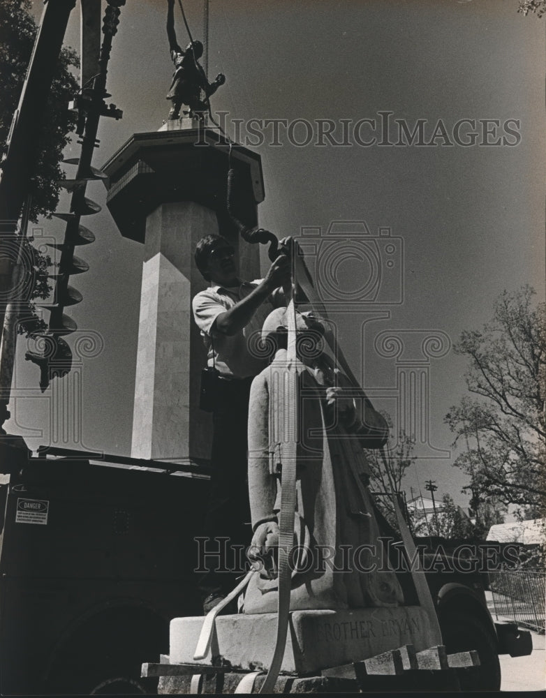 1983 Worker moving statue of Brother Bryan, Birmingham - Historic Images