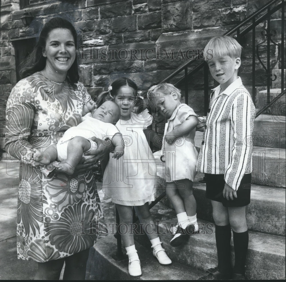 1971 Press Photo Lucy Blount and children on steps - abna22434 - Historic Images