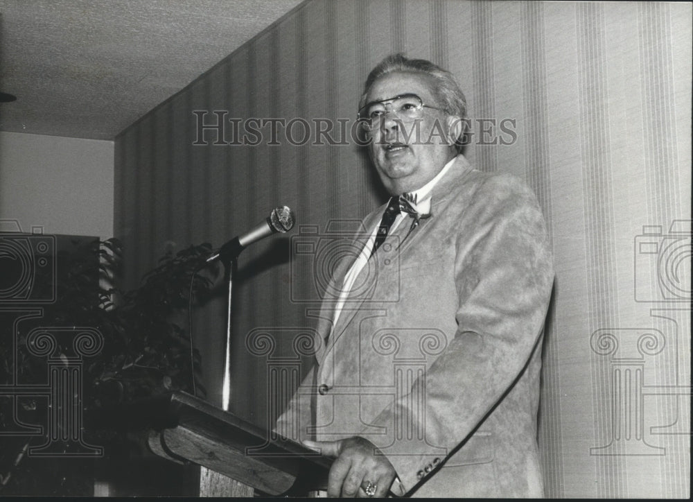 1985 Physician Dr. Buris Boshell speaks at lecturn - Historic Images