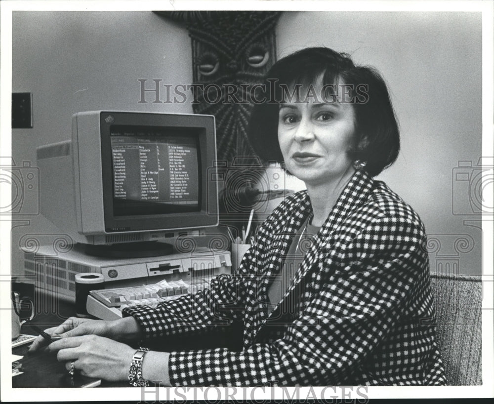 1993 Press Photo University of Alabama consumer expert Milla Boschung at desk - Historic Images