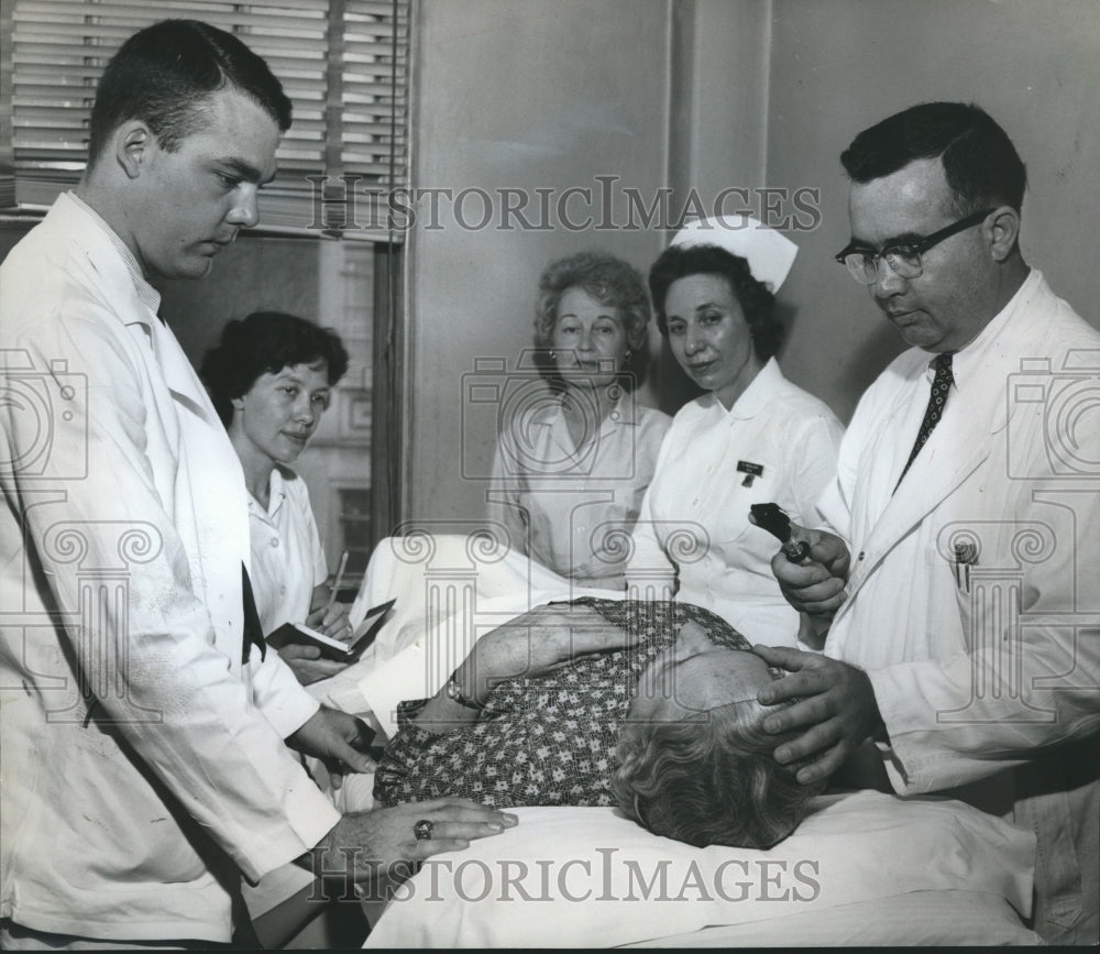 1962 Press Photo Diabetes Research Director Dr. Buris Boshell with patient - Historic Images