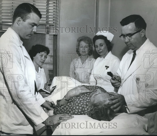 1962 Press Photo Diabetes Research Director Dr. Buris Boshell with patient - Historic Images