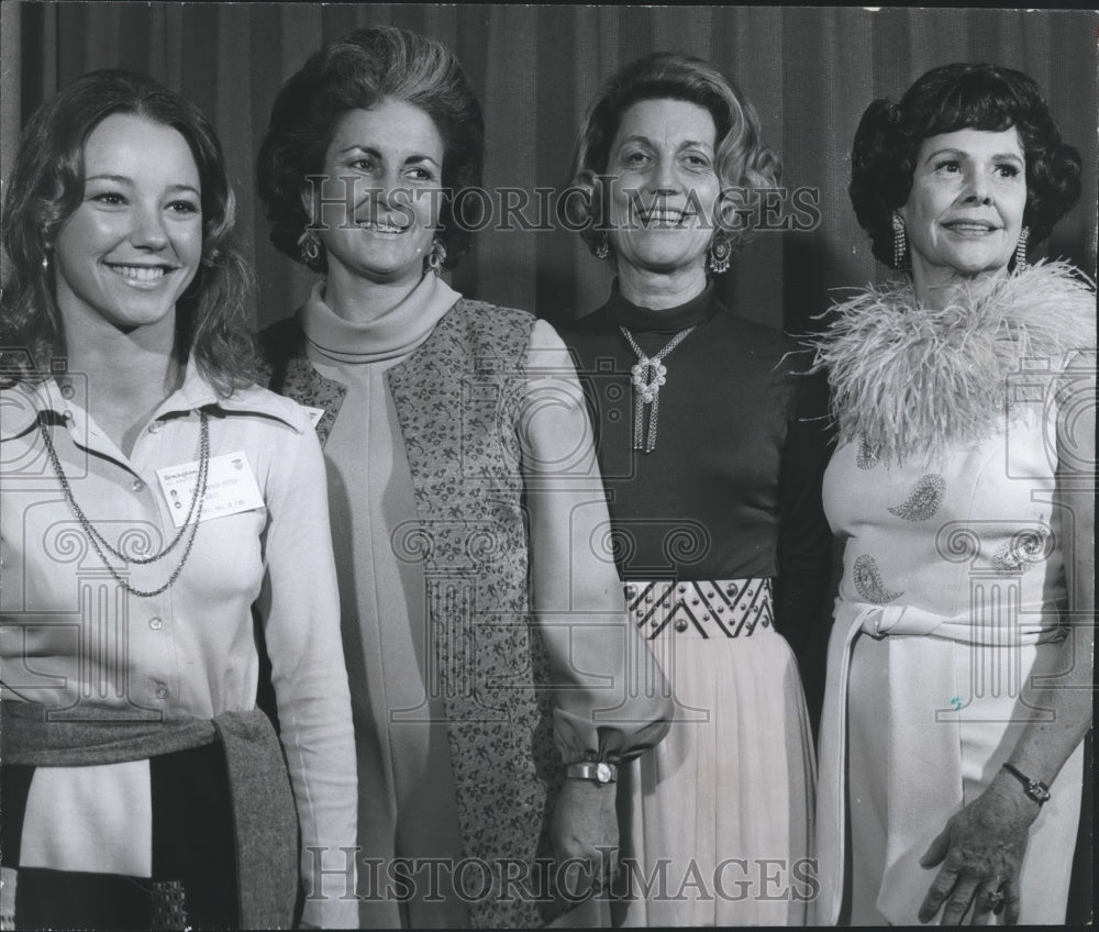 1973 Press Photo Ladies attending pre-Hall of Fame Dinner at the Civic ...