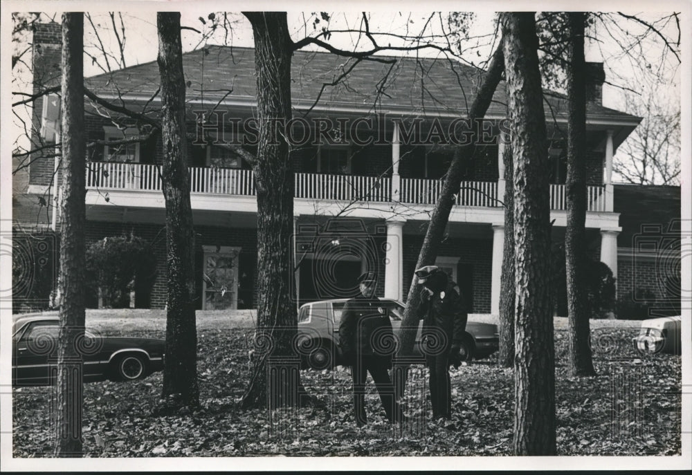 1989, Police guard in front of Judge Robert Vance home - abna22456 - Historic Images