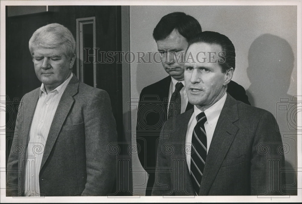 1989 Investing team speak to reporters - Historic Images