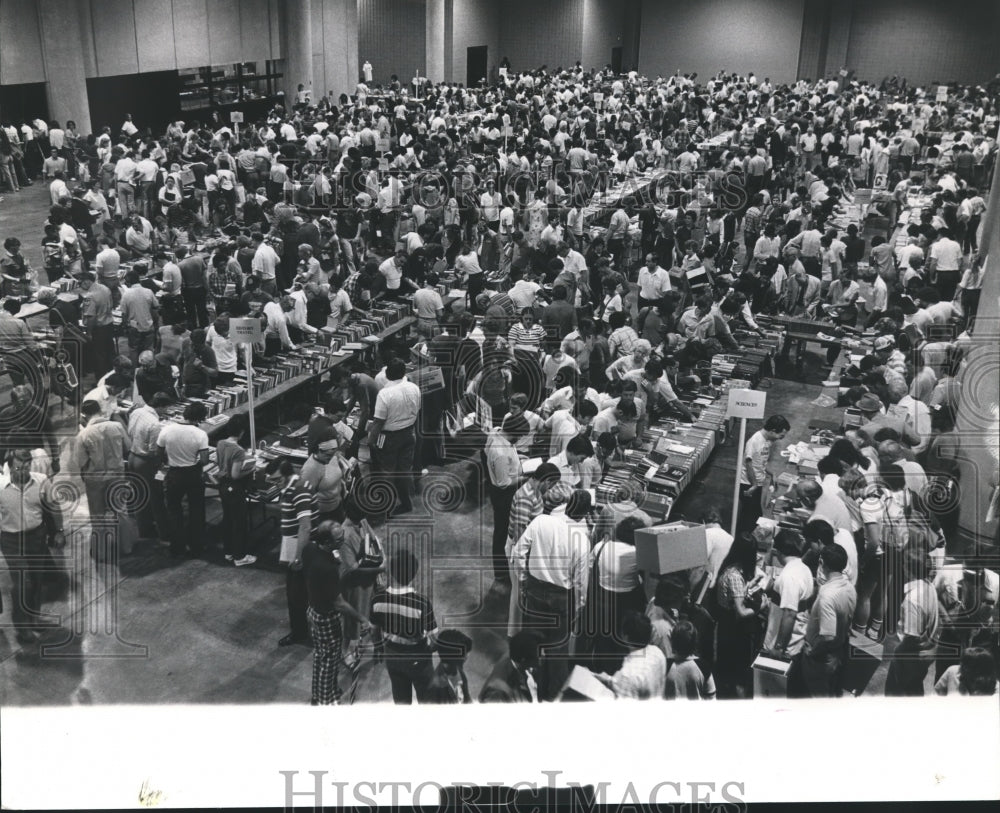 1982 Alabama-Thousands attend Birmingham's cheap book sale. - Historic Images