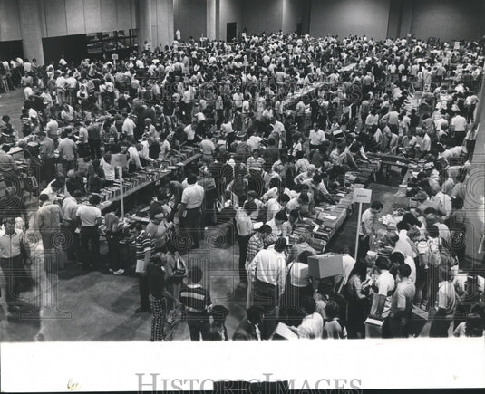 1982 Alabama-Thousands attend Birmingham's cheap book sale. - Historic Images