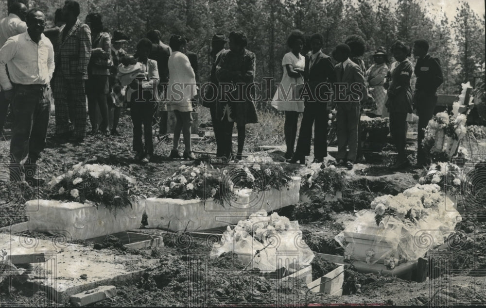 1975 Press Photo Funeral at Salem Church for victims of Lee County Fire, Alabama - Historic Images