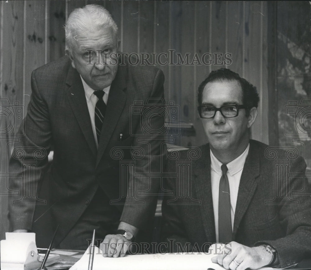 1968 Press Photo Elba, Alabama Mayor Jack Brunson with Clerk Winston - abna22532 - Historic Images