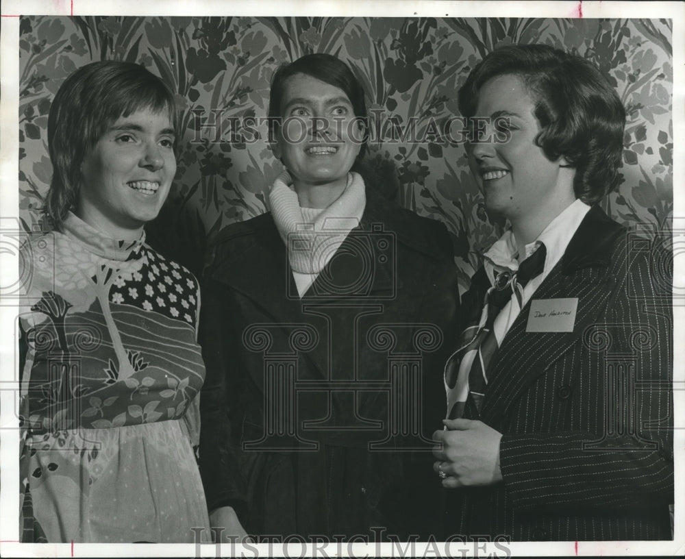 1973 Press Photo Miss Louise Potts, Miss Gail Bryan and Mrs. John Holditch Meet - Historic Images