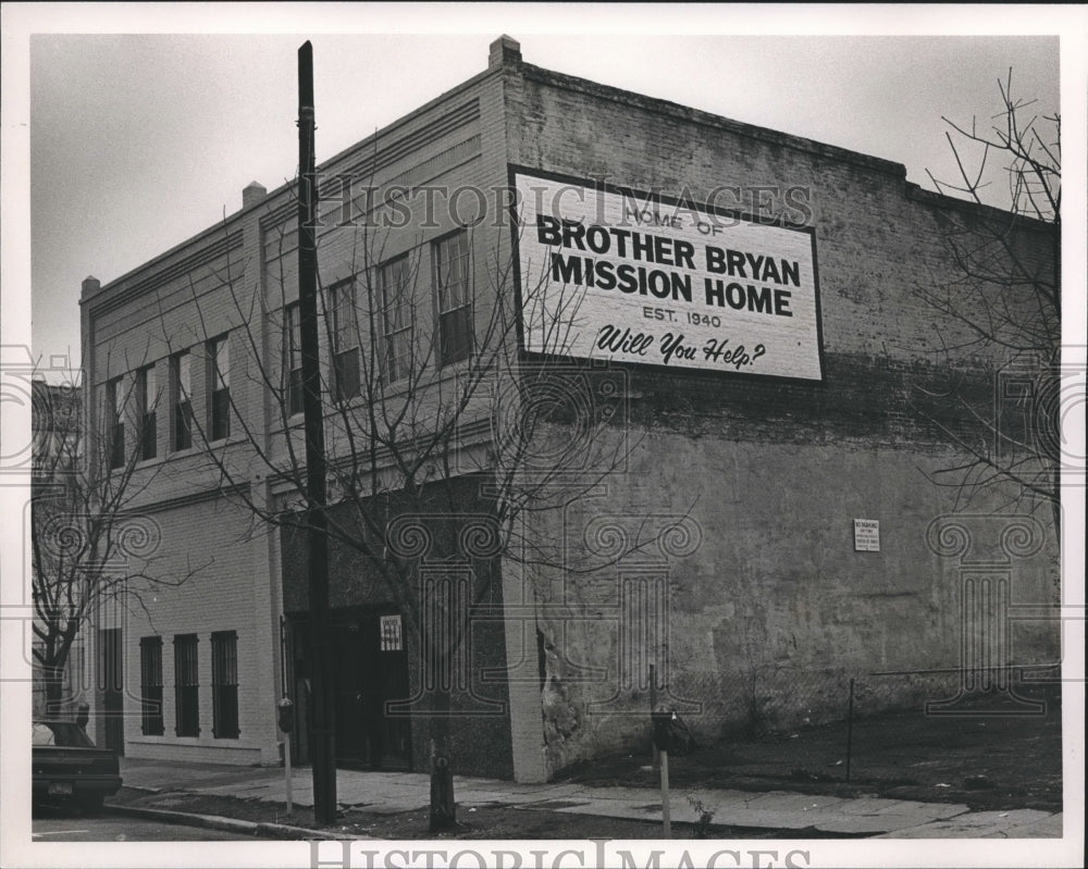 1989 Press Photo Brother Bryan Mission Home Building - abna22549 - Historic Images