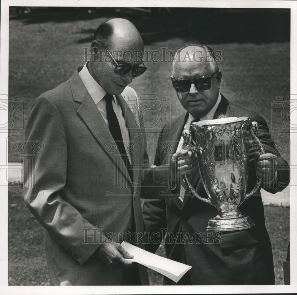 1989 Victor Hansonii presents Loving Cup to John E. Bryan Junior - Historic Images