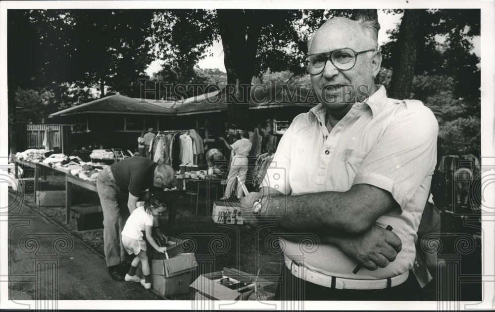 1988 Press Photo Herbert Berhbaum at yard sale at his home; Later Arrested - Historic Images