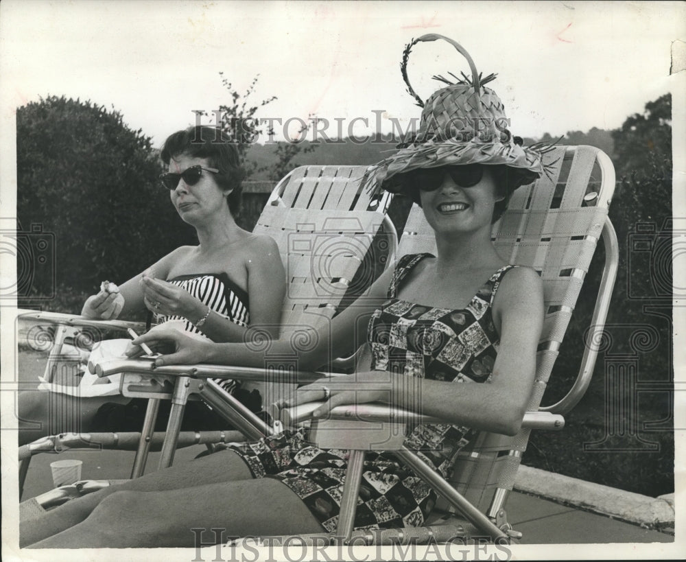 1961 Press Photo Mrs. Frank Bromberg Junior with Other pool side - abna22599 - Historic Images