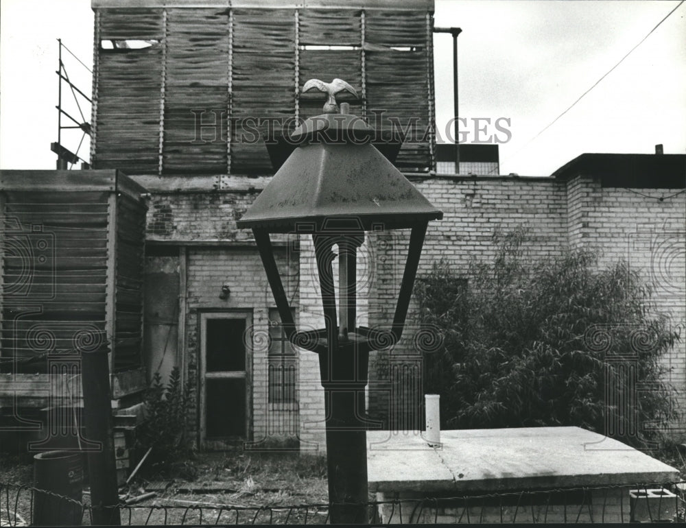 1979, Birmingham, Alabama Hotel: Redmont, Gas Light, Overgrown Bushes - Historic Images