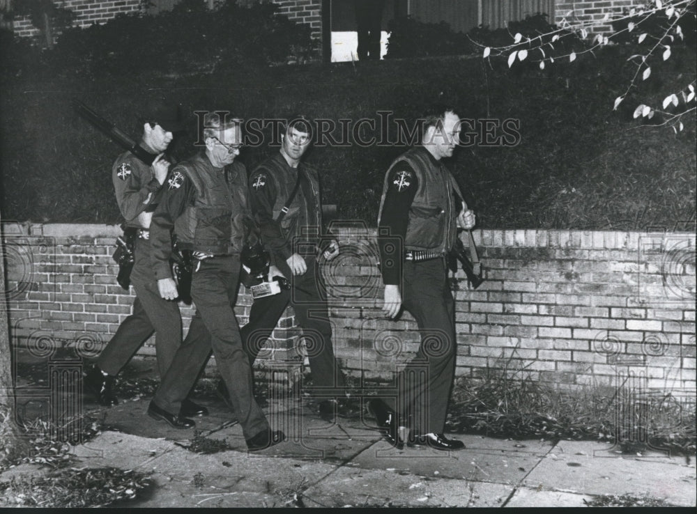 1977 Press Photo Birmingham Tac officers after siege on apartment, Alabama - Historic Images