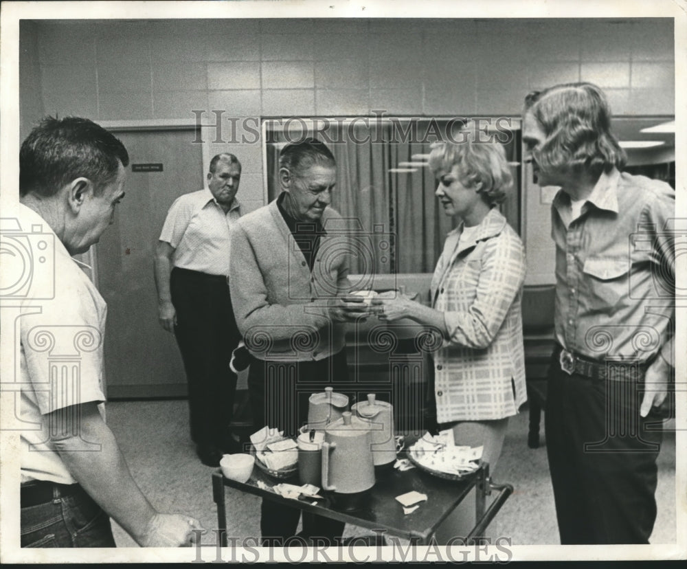 1978 Press Photo Mrs. Linda Cooley, a worker at Salvation army with Others - Historic Images