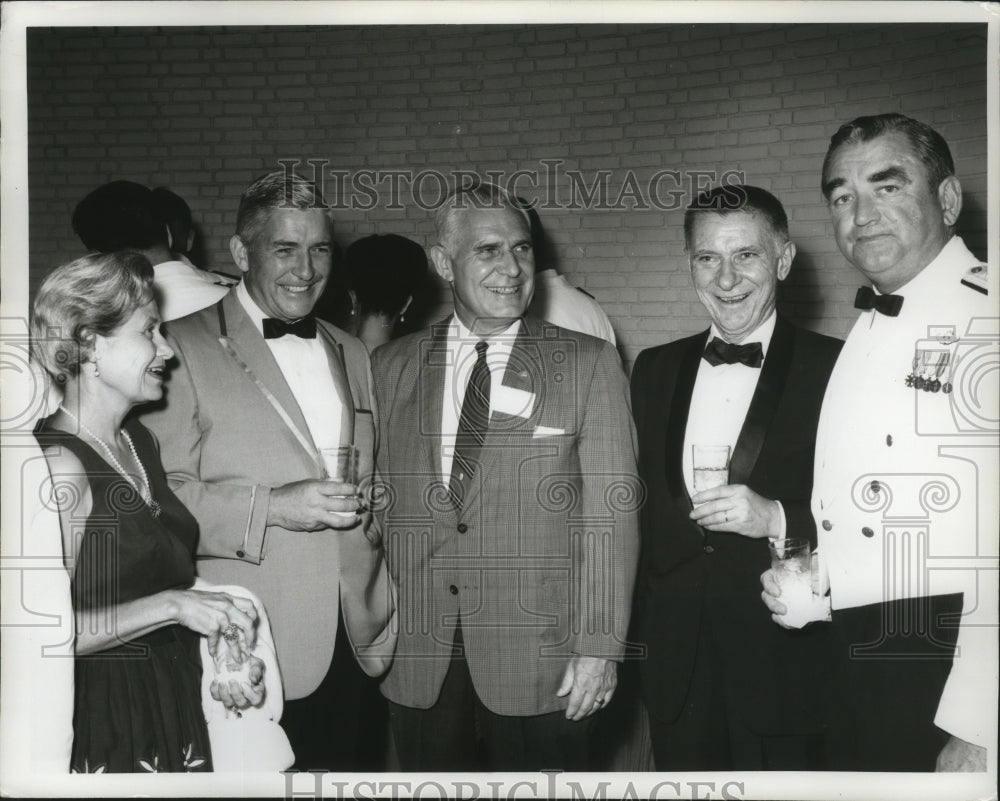 1969 Press Photo Alabama-John W. Bloomer, editor of Birmingham News with others. - Historic Images