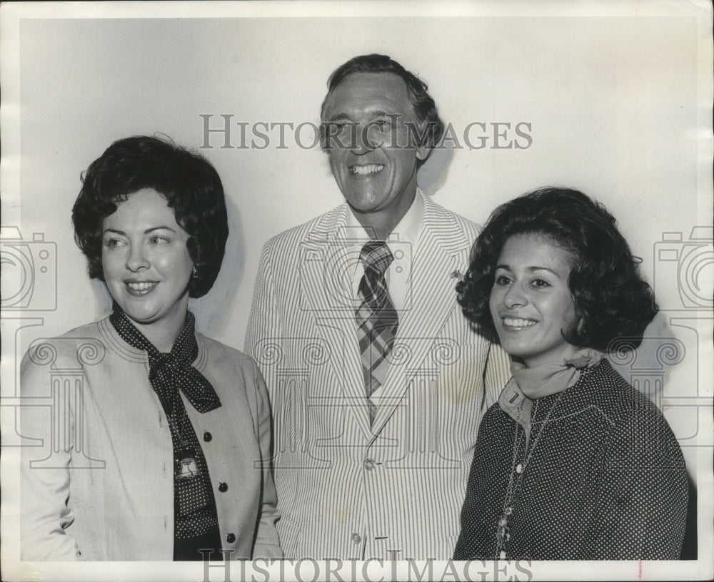 1975 Press Photo John Buchanan was guest of fashion show benefit, Birmingham - Historic Images