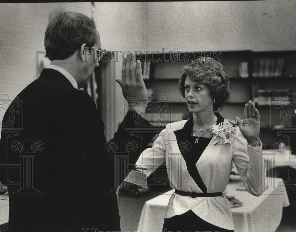 1983 Judge Bill Patton and Mary Buckelew taking oath, Alabama - Historic Images