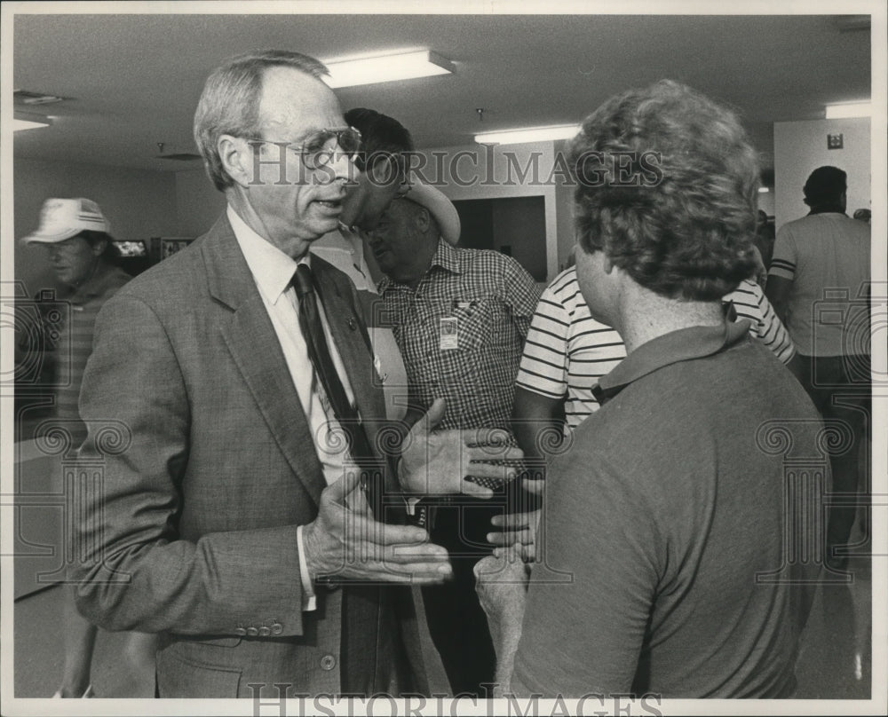 1987 Press Photo Austin Brown, Birmingham Turf Club, Talks with Horsemen - Historic Images