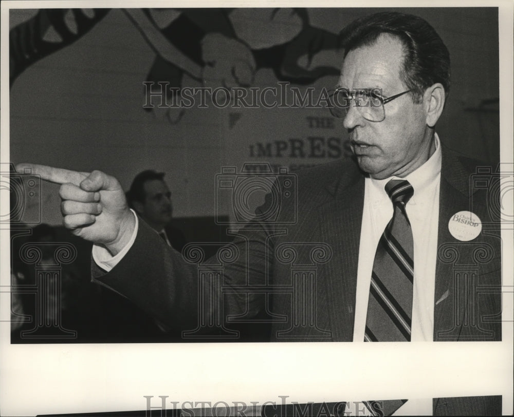 1990 Press Photo Senator Charles Bishop Answered Questions About Superhighway - Historic Images