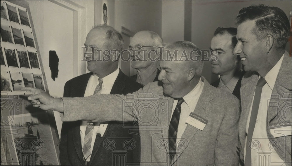 1960 Press Photo E. Kyle Tucker with State Soil Conversationists, Alabama - Historic Images