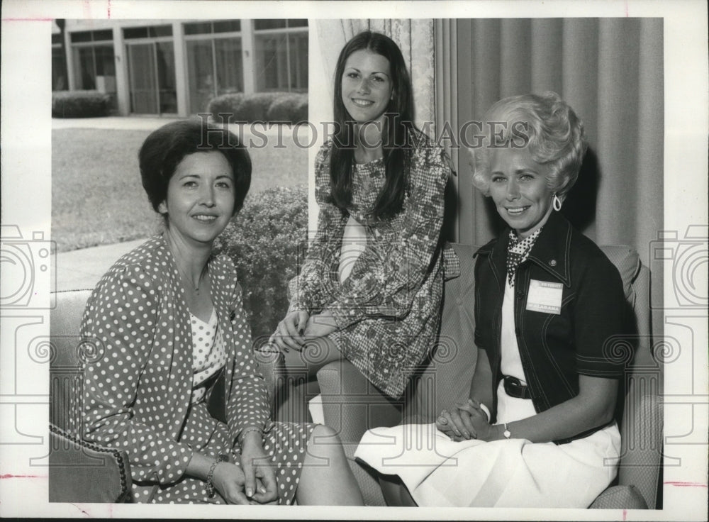 1973 Press Photo Marcia Millsap with Alabama Federation of Women&#39;s Club officers - Historic Images