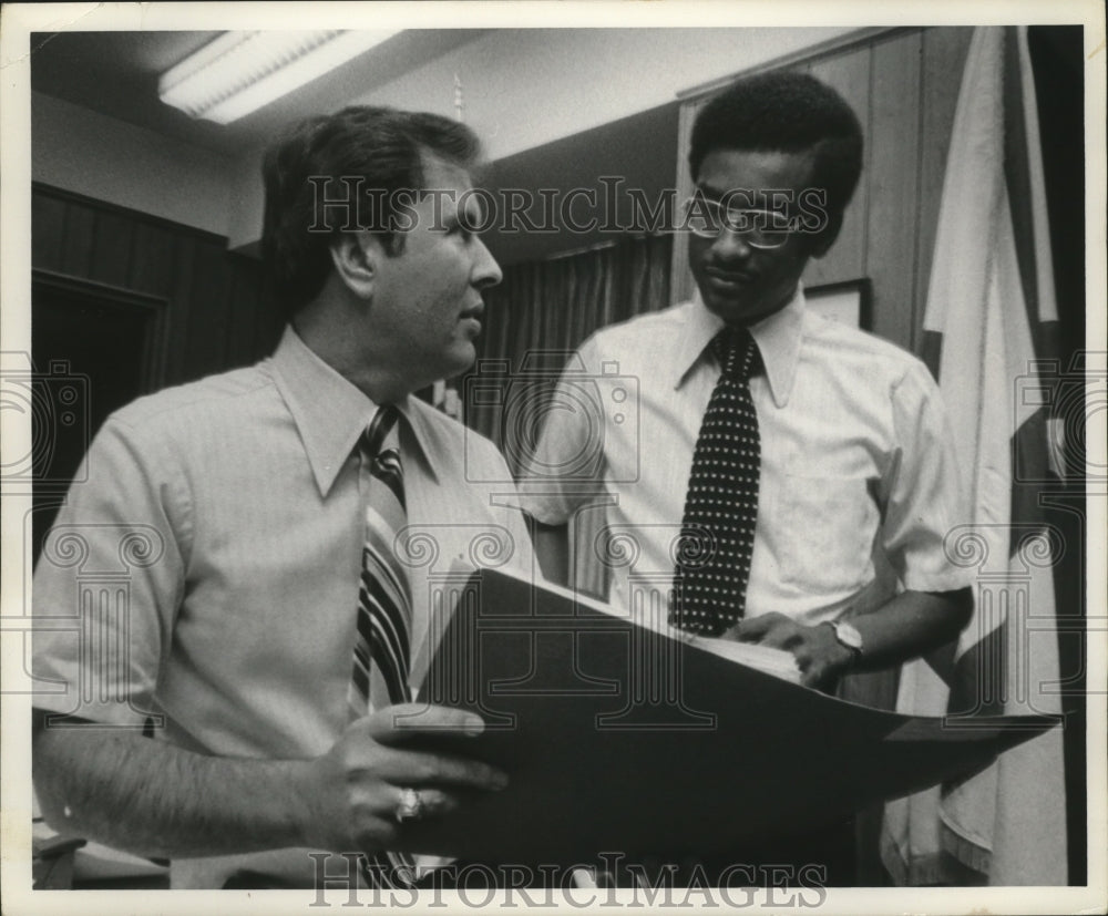 1974 Press Photo Milton Davis, Tu Keegee with Attorney General Bill Baxley-Historic Images