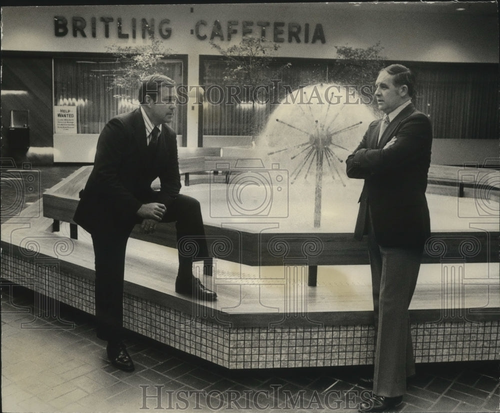 1974 Press Photo Thomas Battle and Hoover Manager Charles Micklewright, Britling - Historic Images