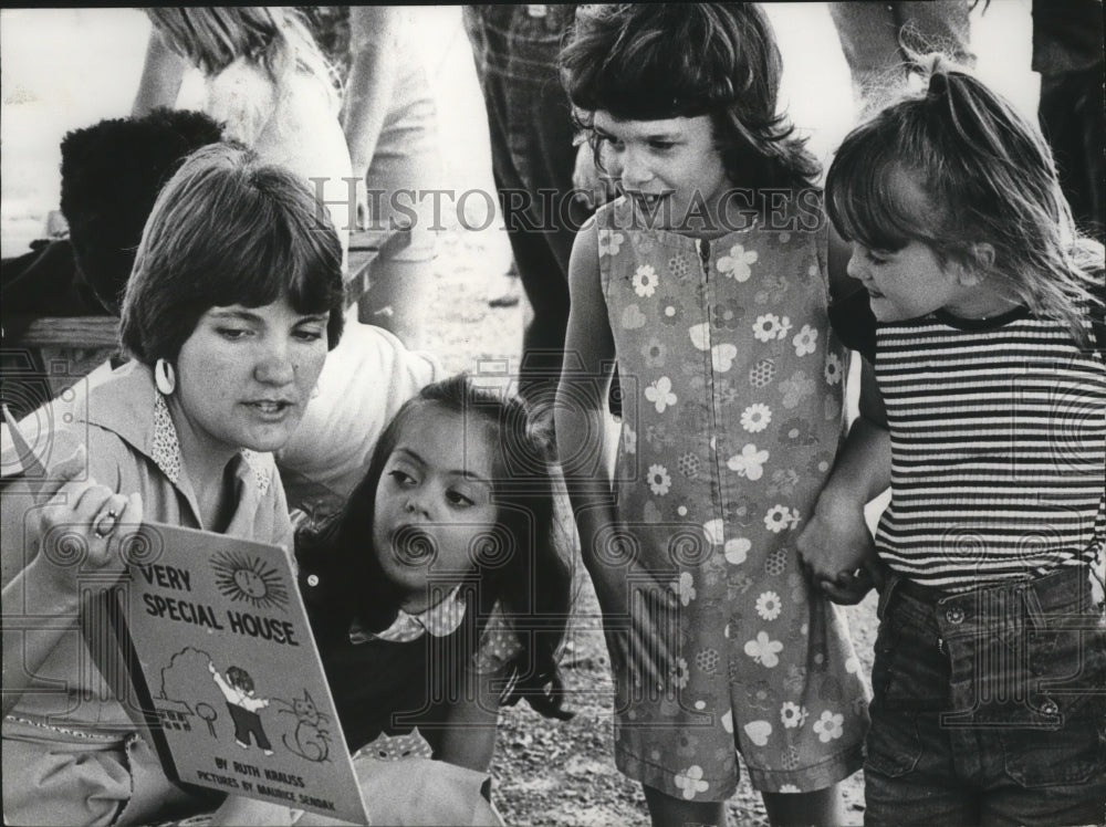 1978 Teacher Nancy Brassell reads to first grade students, Comer - Historic Images